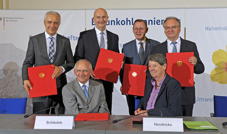 VA-VI-unterzeichnet in Berlin BMin Schäuble und Hendricks sowie Ministerpräsidenten